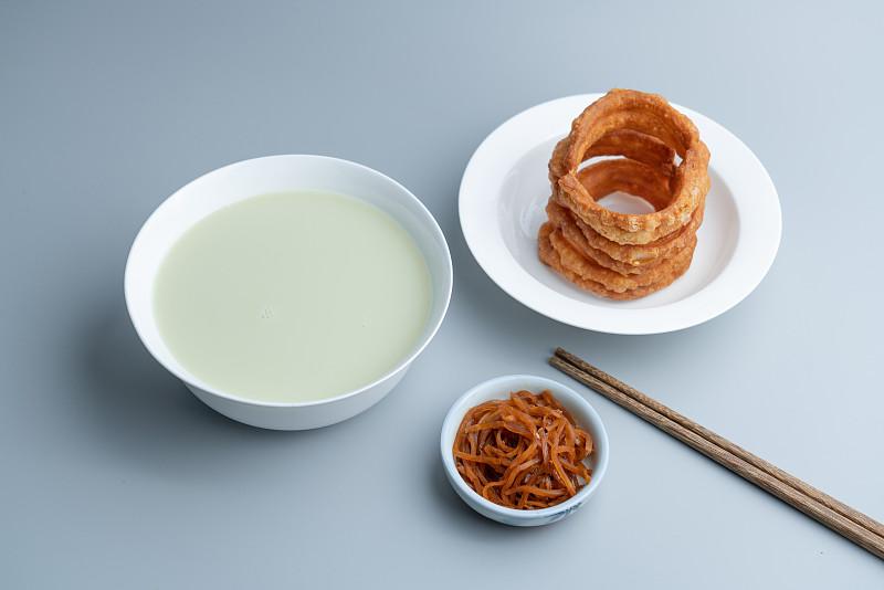 北京的四大旅游食品，外地人尝过了会感觉北京人吃的太悲催了吧？豆汁儿、灌肠、炒