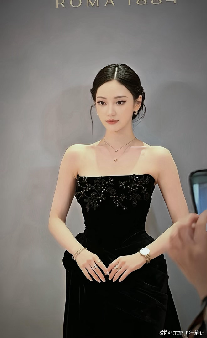 宁艺卓第十二套高定宁艺卓美晕了宁艺卓上身第十二套高定亮相深圳门店活动，品牌匠心设