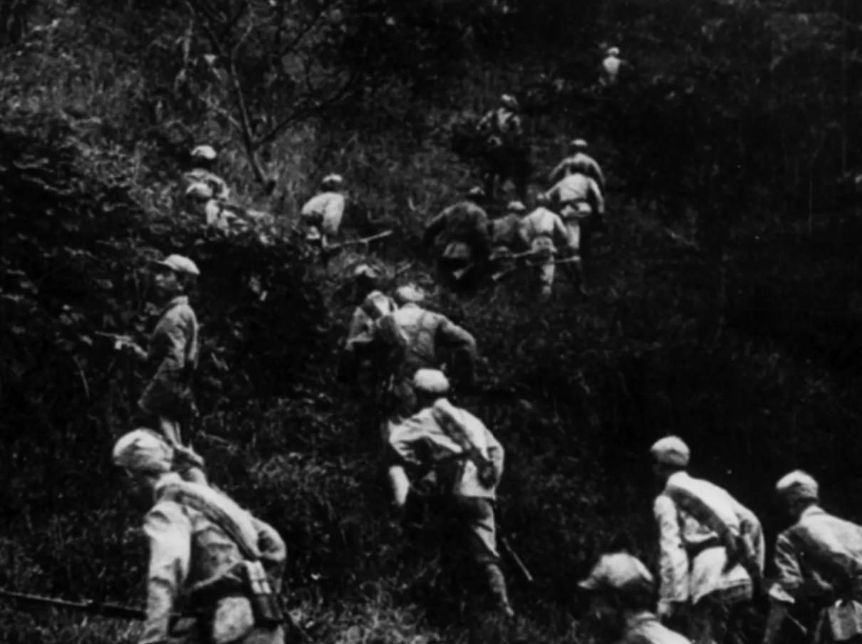 1949年，湘西巨匪曹振亚跳天坑自尽，刘伯承却说“不对劲！”事后调查，发现：天坑