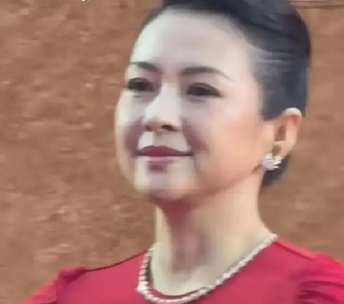 章子怡的脸，胖到认不出了。不是滤镜，不是妆容。是她主动增重15斤，把自己塞进