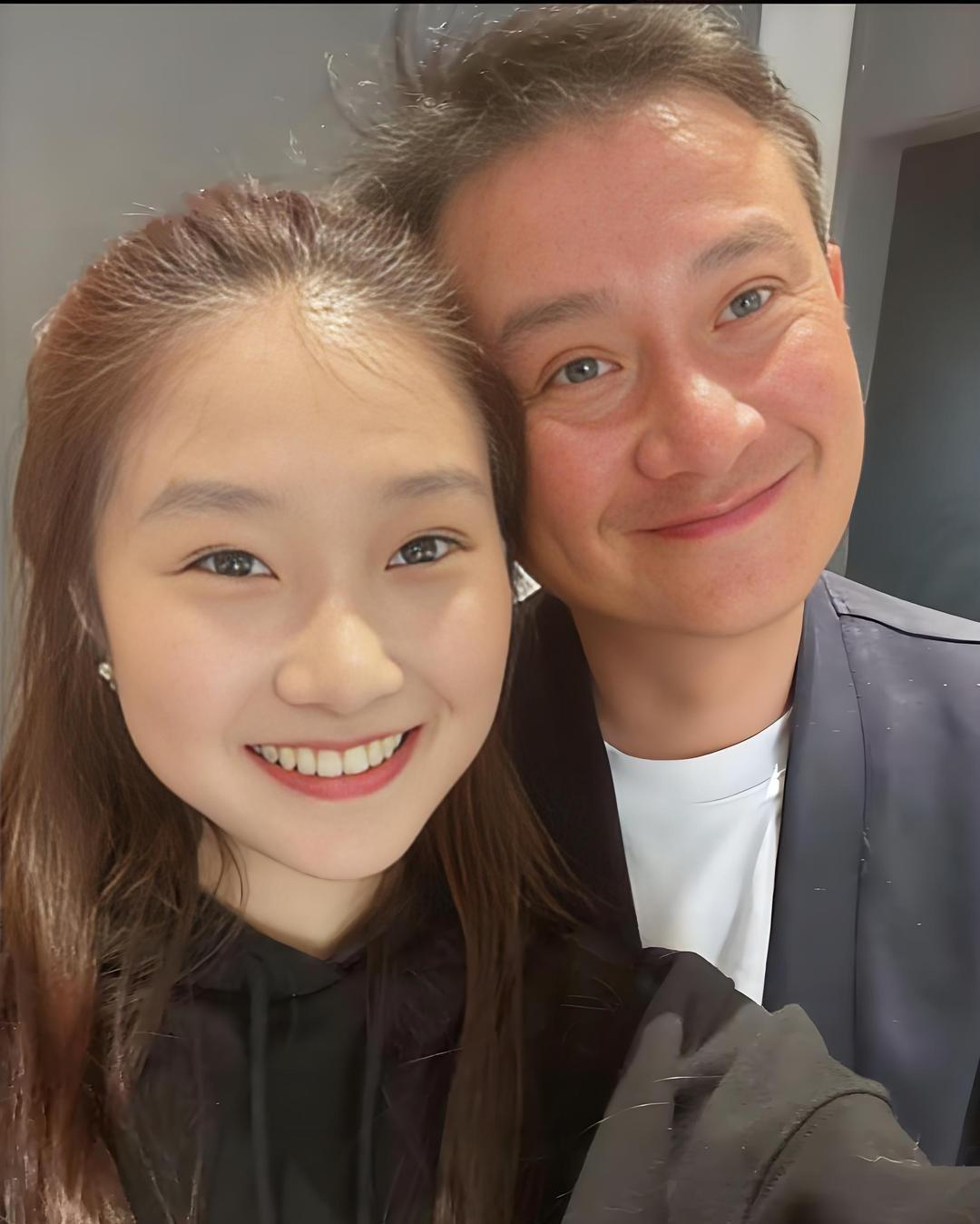 马伊琍大女儿放假去找爸爸，17岁文君竹晒和爸爸一起吃饭的照片，文章和闺女同框笑得