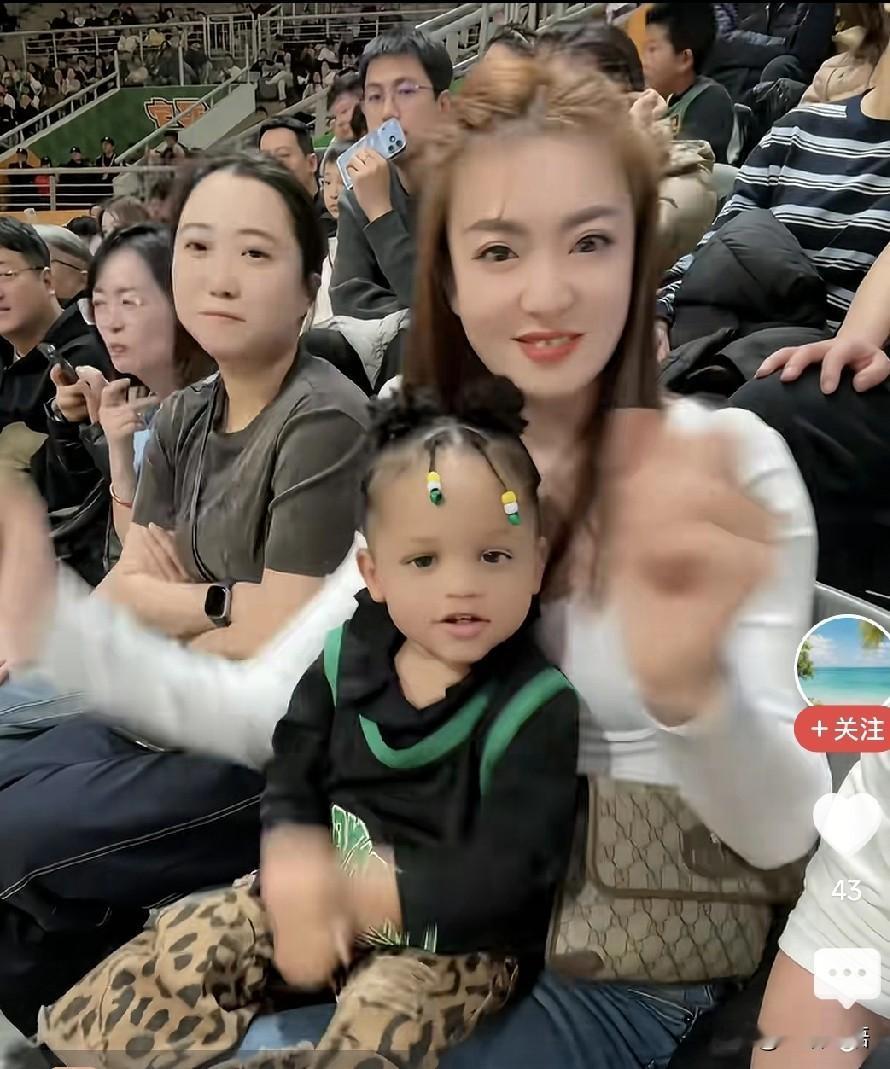 布朗球打的不咋的，小媳妇儿挺漂亮，小女儿长的也可爱。她们到比赛场看球，看得很开心