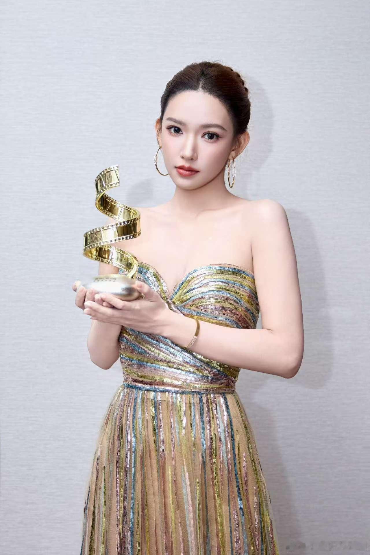 林允程潇李思潼合照上了孙怡你搁这当站姐呢哈哈哈，快放下手机入镜！林允程潇李思潼等