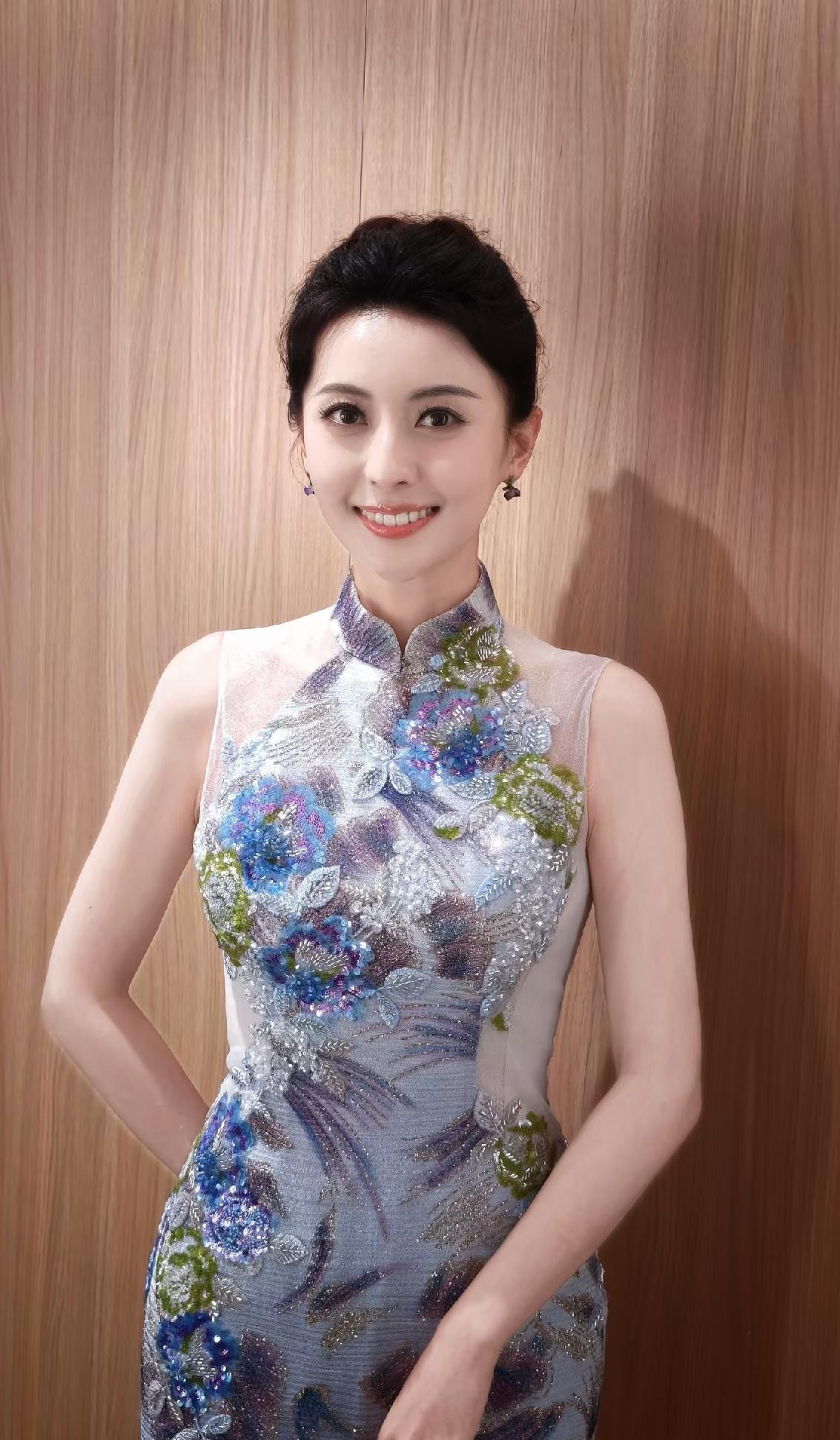 张舒越这身旗袍造型真的是太美，太让人惊艳了她一身剪裁得体的旗袍，上面的牡丹雍