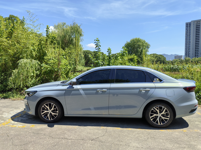 倒车刹车异响各位车友们，帝豪从新车到现在已经开了一万多公里了。每次倒车时踩刹车