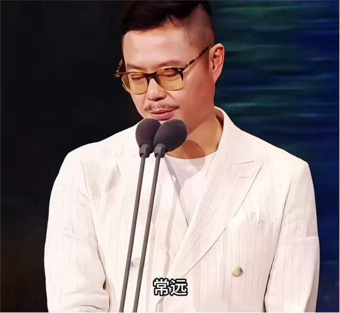 宋小宝：“跟你合作这么多年的女演员当中，你心里头有没有合适的人选？”魏翔：“