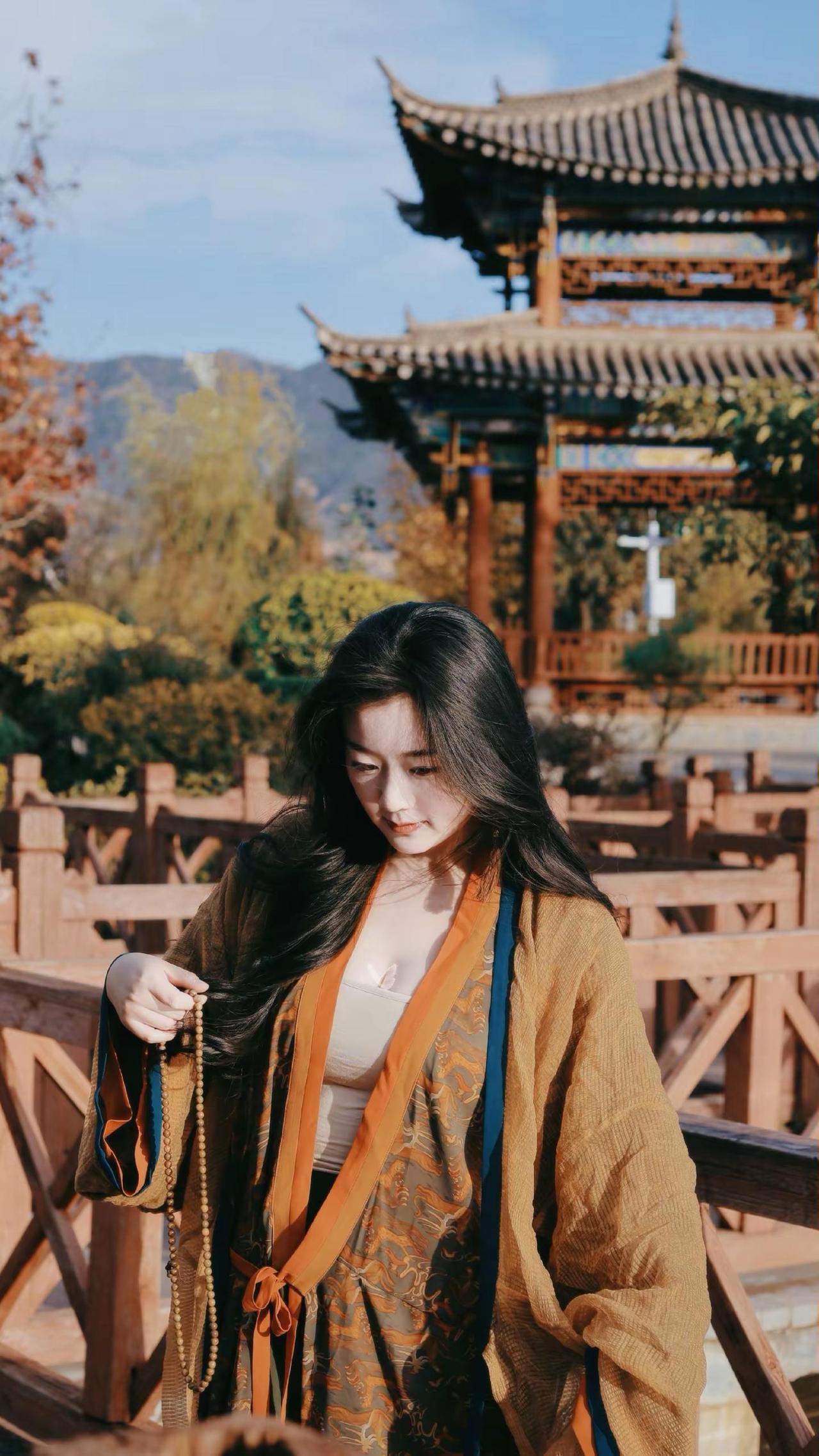 喜欢风拂过发梢，好像是在诉说着你对我的思念