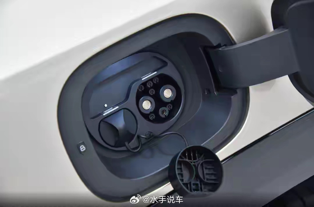 方程豹钛9的外观家族式硬派设计，线条平直厚重，轮廓能看到仰望U8L的影子，气场很