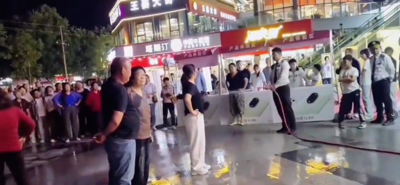 “大快人心！”河南郑州，一暴走团来到小区门前广场，保安们不好直接驱赶，便选择用放