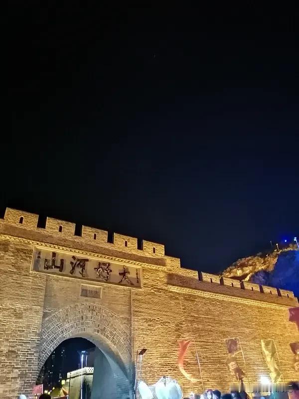 金庸武侠里，能称大侠的首推郭靖和乔峰。郭靖那是贯彻了“侠之大者，为国为民”，死守