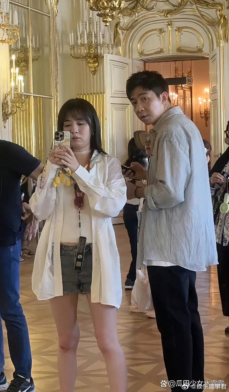 俞灏明王晓晨旅行被偶遇，男方还被拍到帮女方拍美照。​​​