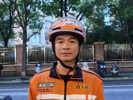上海外卖小哥潘兆斌送餐撞见持刀行凶，骑车硬撞歹徒上前搏斗，！上海外卖员潘兆斌