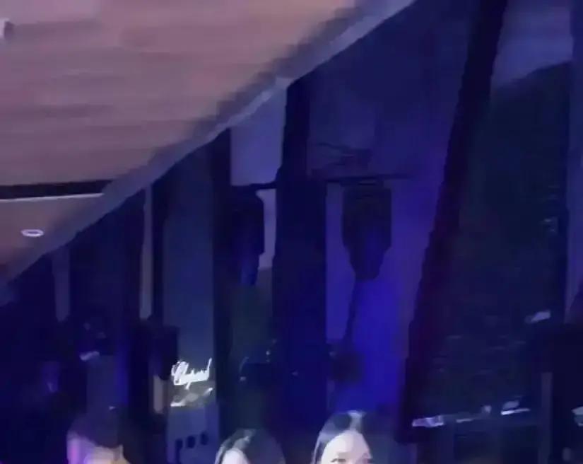 王诗龄在珠海展上的一句低语，竟撬动了500万的商业帝国。谁能想到，董明珠腕上那