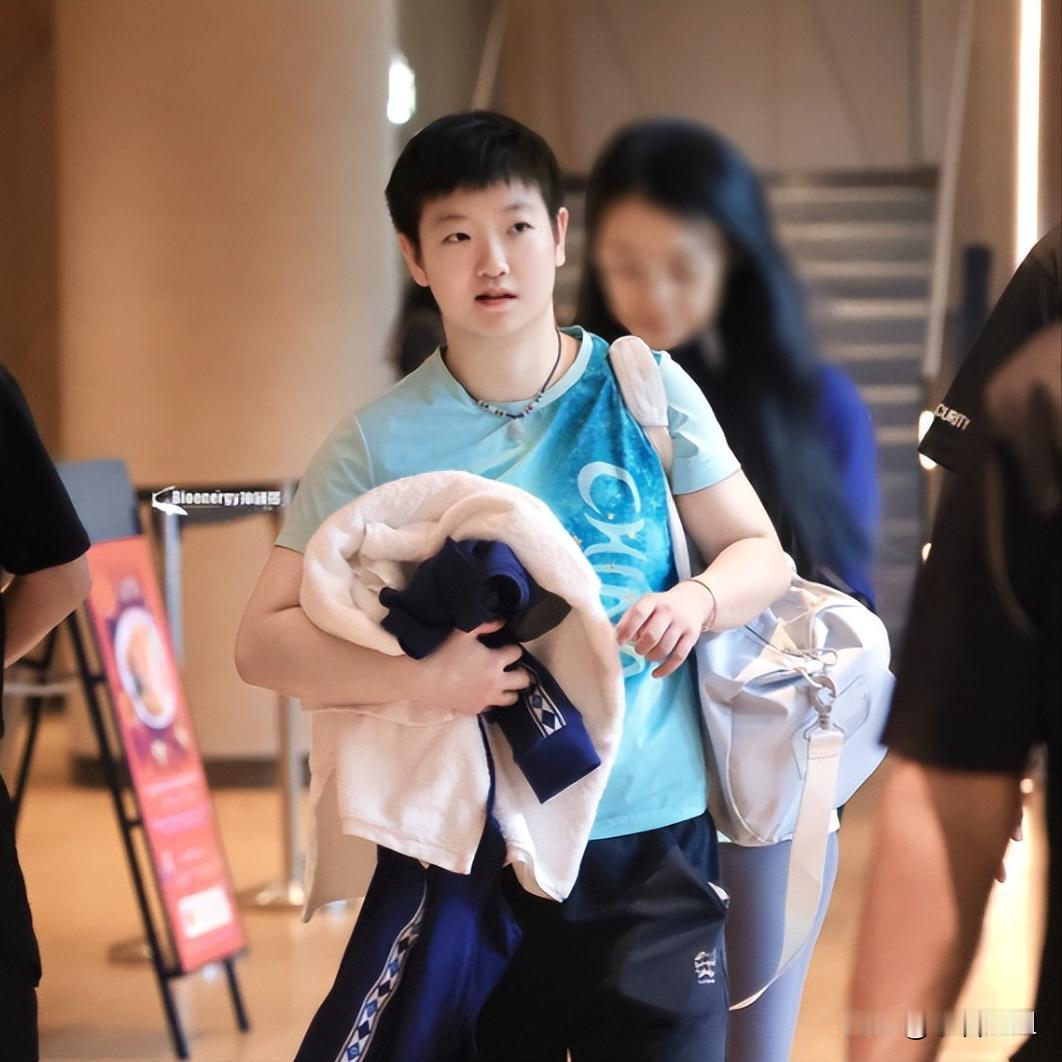 现在好了孙颖莎机场滞留6小时，居然还在加练。大家发现没？国乒困在名古