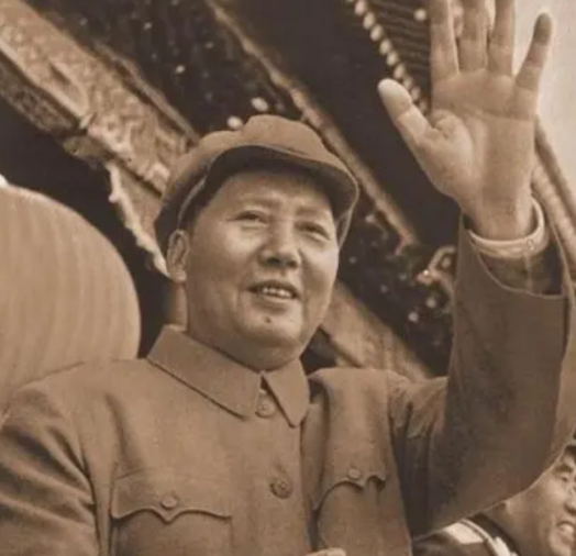 1954年，金日成派人送来24箱苹果给毛主席，主席收到后让拿给警卫团享用，然而当