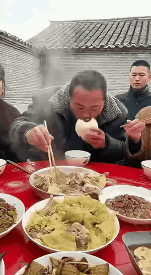 吃的好香啊，这位大哥赴席只顾自己，一心要把随礼钱吃回本才肯罢休！