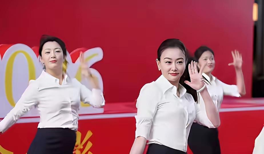 活该秦主任火！就这一个动作配上这样的眼神，有多少人能够做到呢？秦主任走红是有原