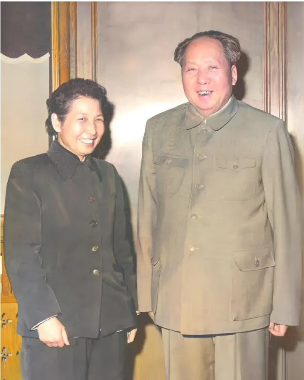 这两张老照片，定格了毛主席和曾志跨越半个世纪的深厚情谊。当年在井冈山，曾志不仅和