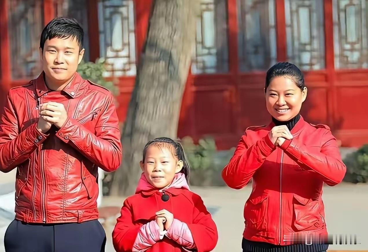 终于理解小沈阳女儿沈佳润为什么敢出道当明星了？看了沈佳润小时候的照片才懂她真的