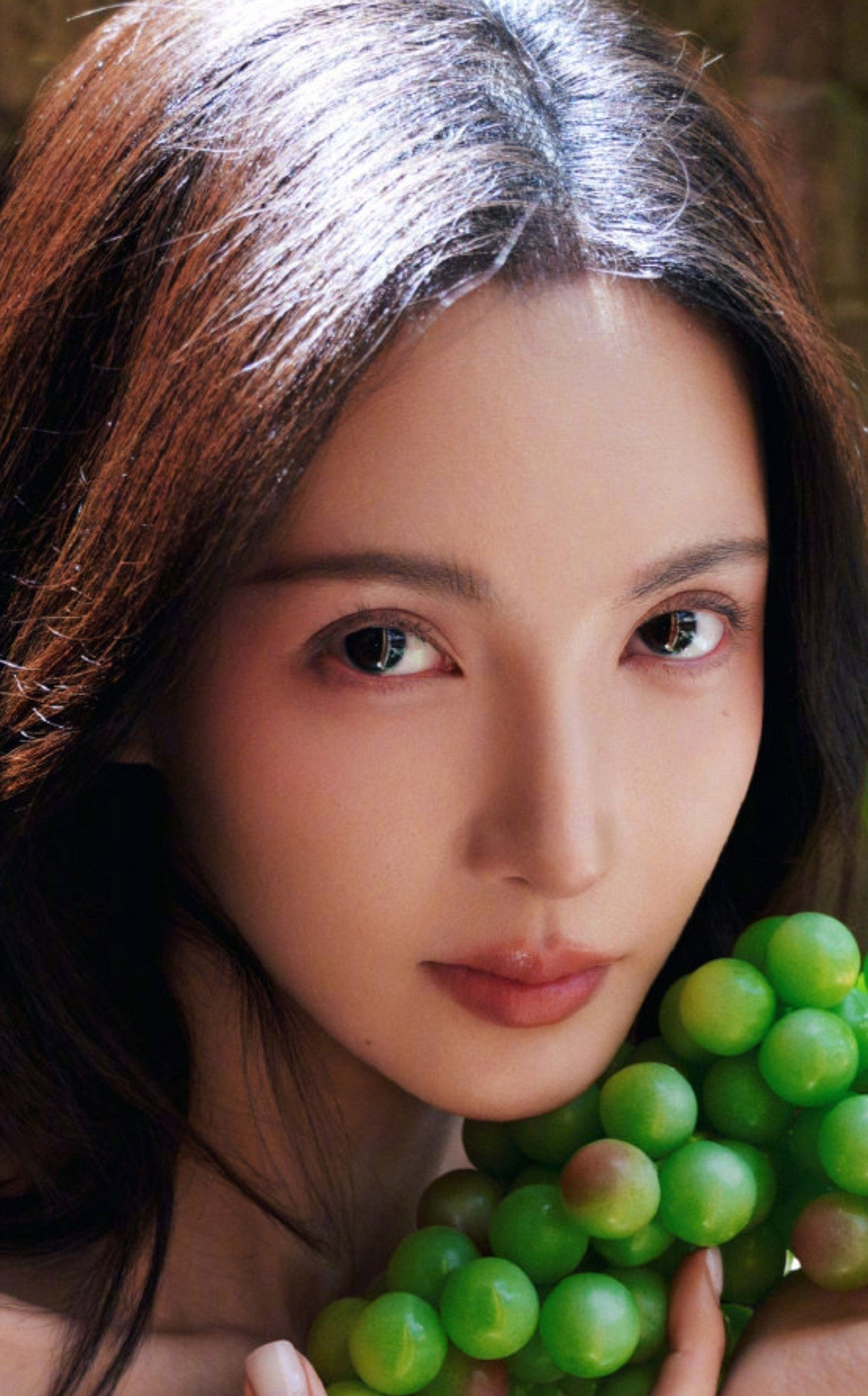 女明星金晨过生日，晒了一组自己精修的照片。。不知道是不是我的错觉，我怎么看怎么感