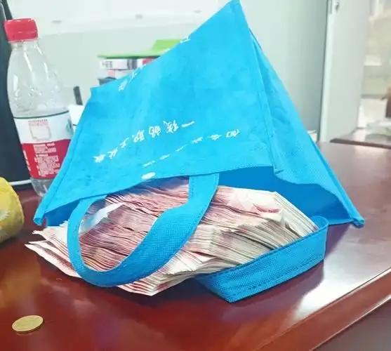 吞下救命钱，良心不痛吗？”女子母亲重病急需10万元治疗费，叔叔转账时因与收款人同