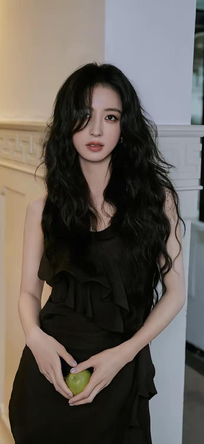 周雨彤，以黑为衣，以风为饰。慵懒的弧度漫过发梢，简约的剪裁衬出风骨，不张扬的美，