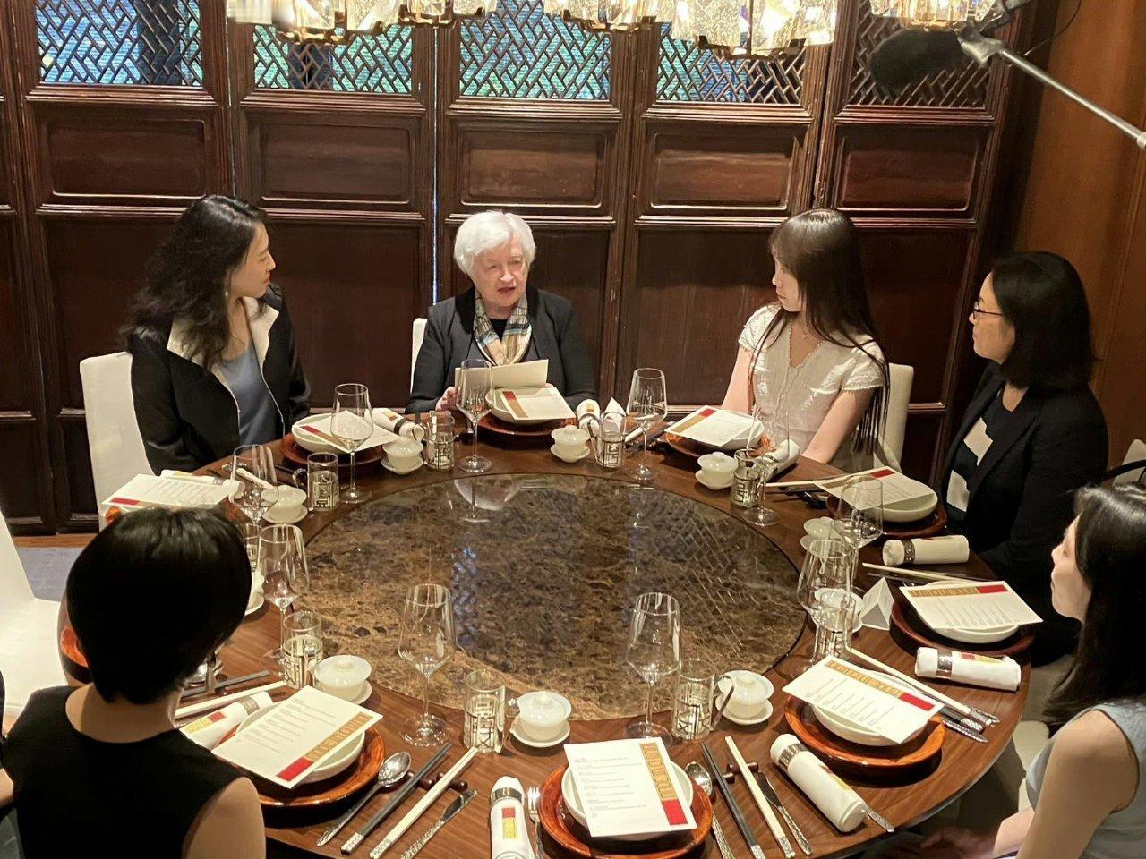 北京折叠的作者是郝景芳，她之前还和美国原财长耶伦吃饭