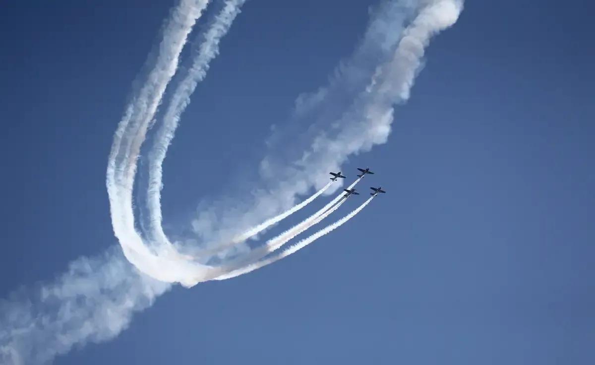 1996年，新飞行员赵旭杰，第一次翻滚特技飞行,就在他驾机翻滚时，头顶突然一声巨