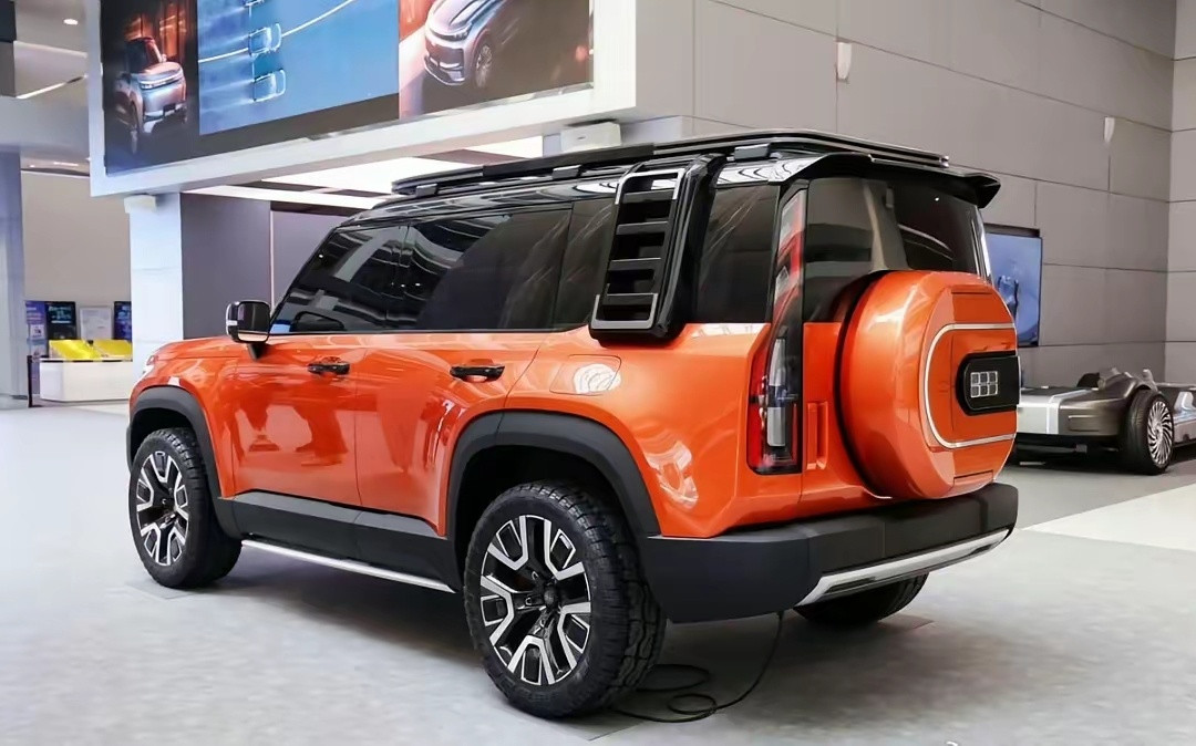 方程豹钛7今年怕是不好过了，吉利银河战舰摆明了要跟它死磕。这钛7也是人红是非多，