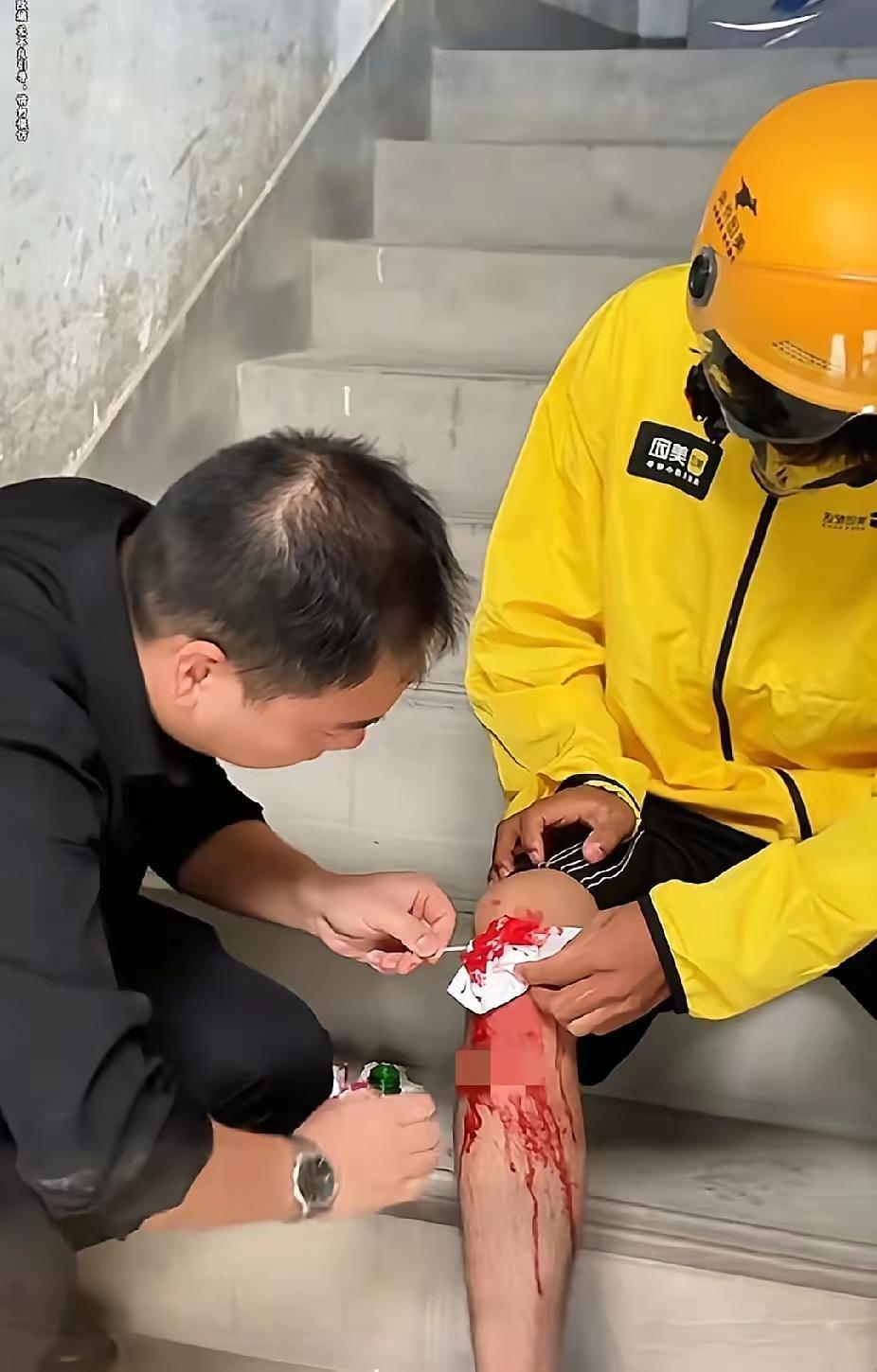 外卖小哥打电话，恳请男子到2楼拿一下外卖。男子满脸疑惑地来到2楼后……外卖小