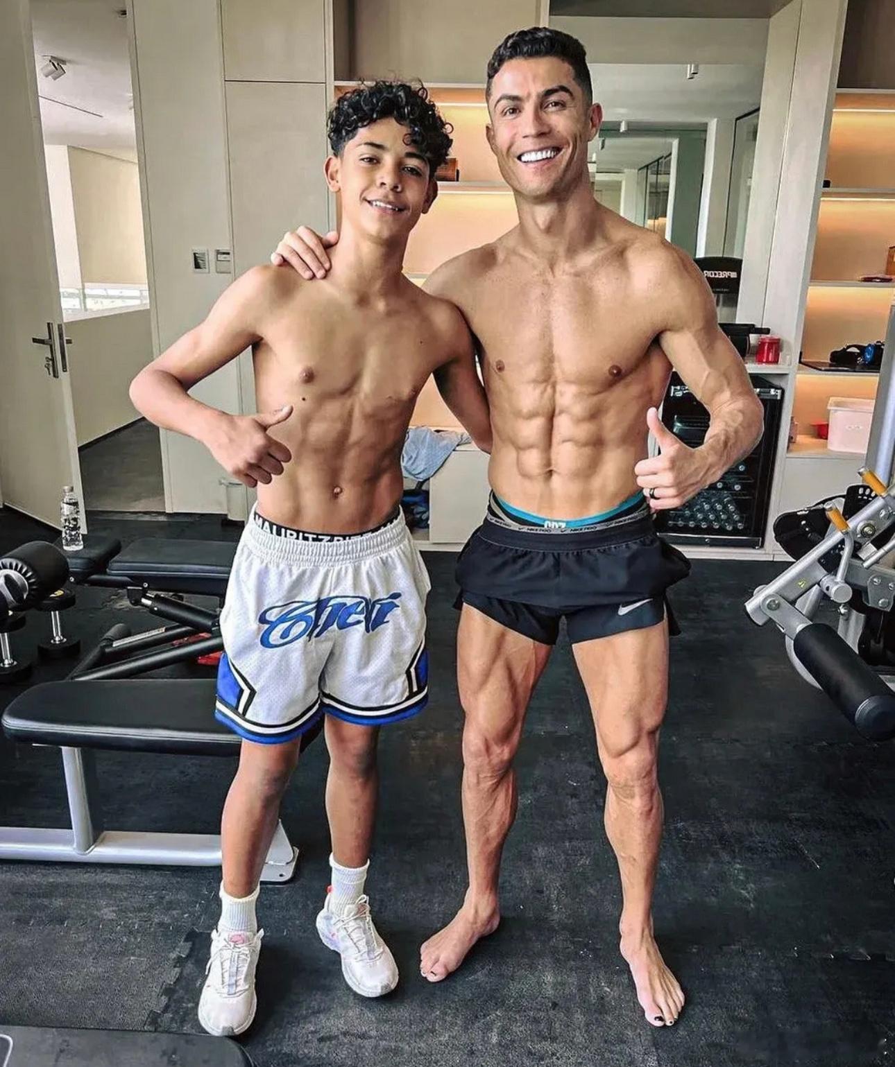 足坛顶流C罗晒出和大儿子的健身合照，俩人一块儿秀练出来的好身材！镜头里看着大儿子