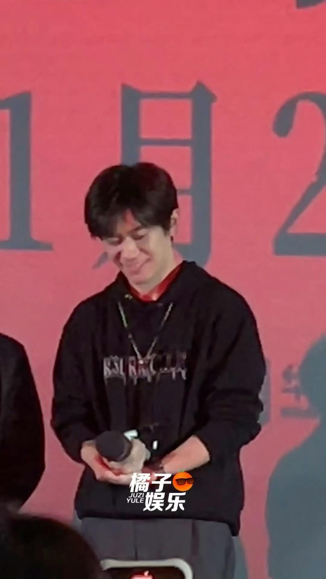 “是的，是的，小女孩说的话都对。”谁懂易烊千玺一脸宠溺的笑