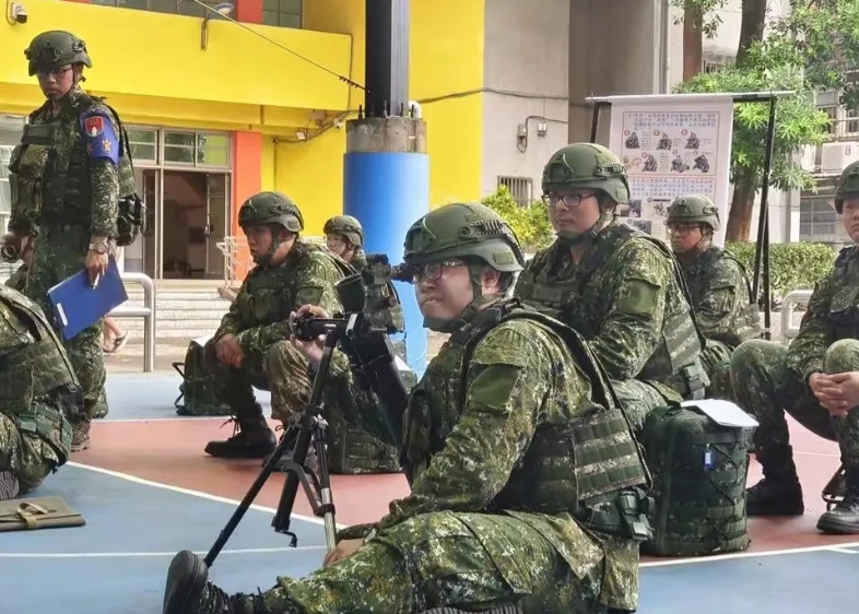 “我不会和解放军兵刃相向，我会选择和台独分子同归于尽！”台湾青年收到当局动员令，