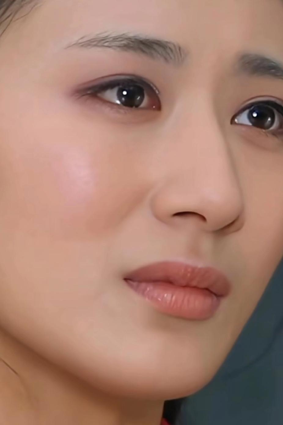 温柔眼妆，自然裸妆，清新自然，美丽动人。