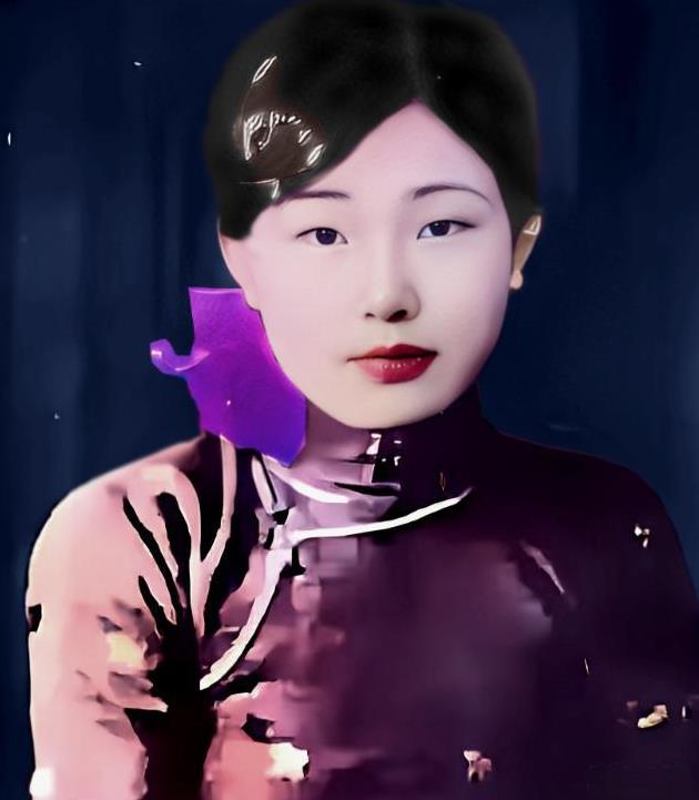 照片上这位端庄秀丽的女子，在藤田久雄惊愕的目光注视下，从旗袍开衩处抽出一把手枪，
