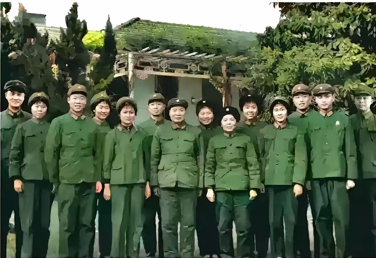 这是七十年代常见的场景，一位部队老首长，他的子女，都是军人，当时城市里年轻人