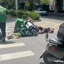 有人车撞了就这样躺在地上玩手机
