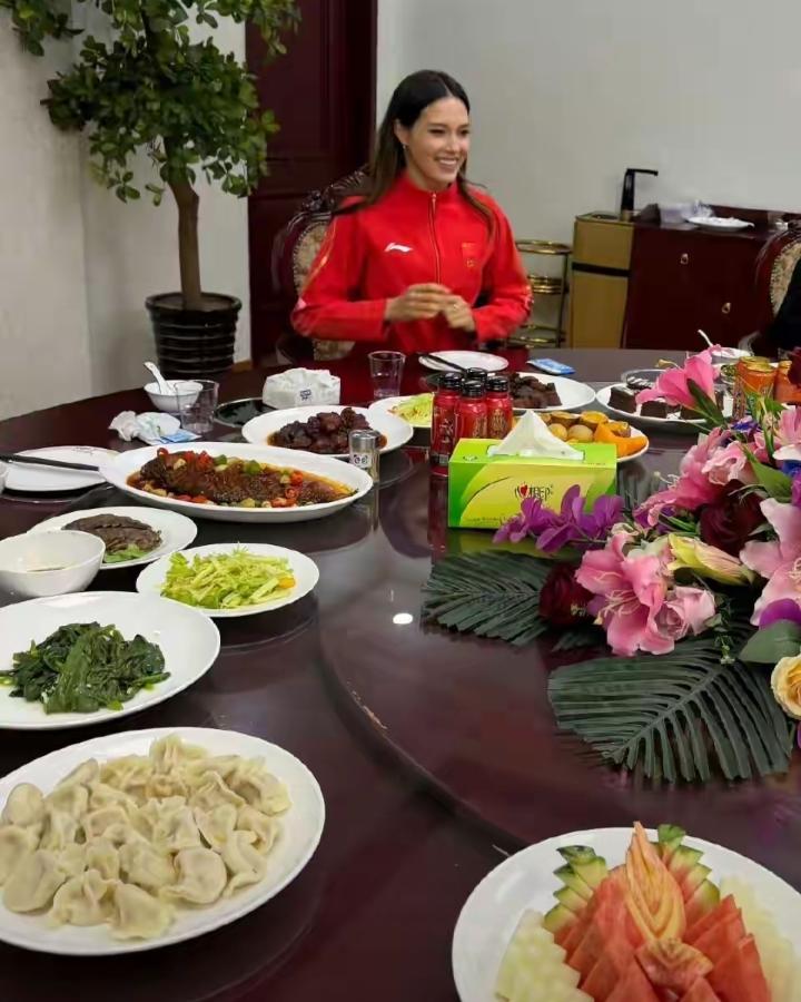 刚结束冬奥会与时装周行程的谷爱凌，赶回北京过元宵节，整个人状态甜到发光！她身穿标