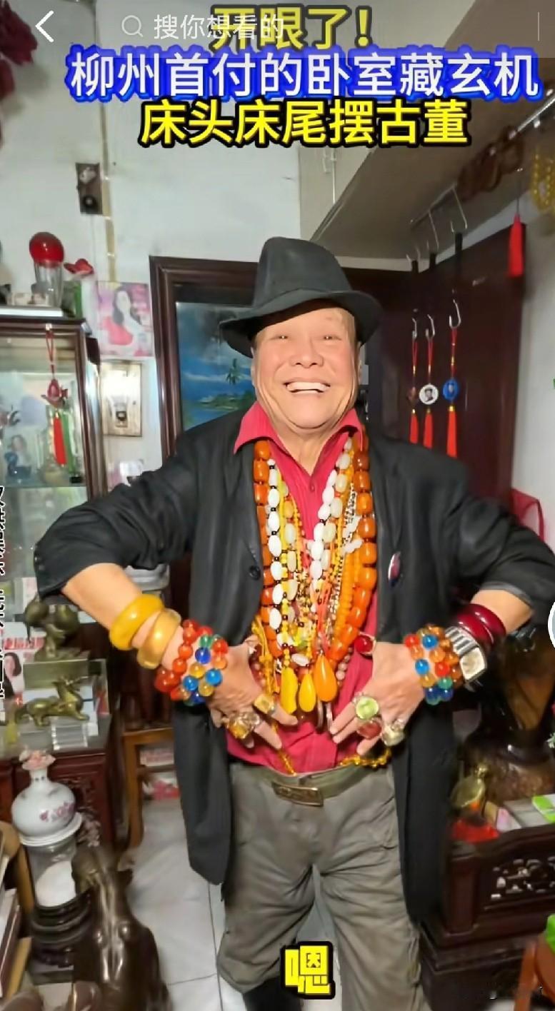 谁能想到，天气变冷以后，柳州“首富”甩钱大爷也不怎么出门了，但是也不忘在家里表演