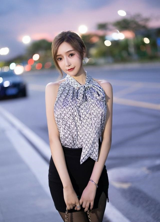 夜幕下的女神，一身轻熟风穿搭，打造成熟知性的女神范