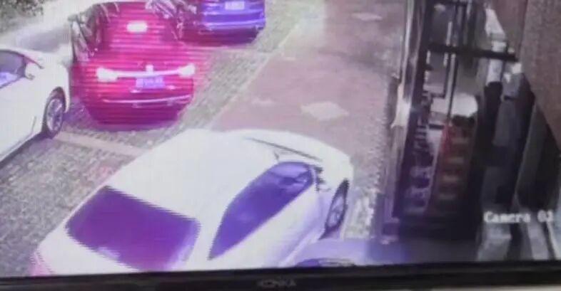 北京通州2个好“哥们“相互甩锅，交警：“停！你俩1个都跑不了”。近日，通州区