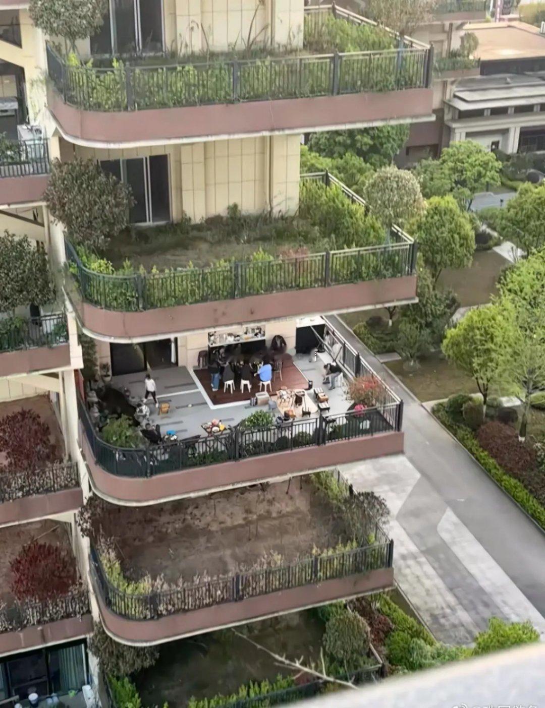 房子楼上楼下都是荒野，晚上睡觉不害怕吗？