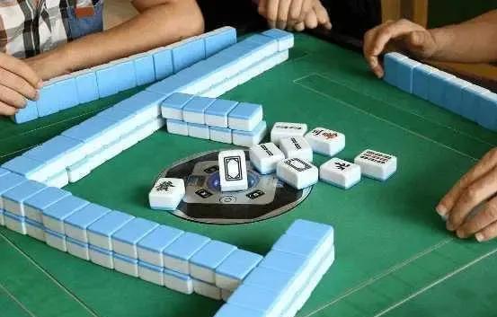 打麻将到底有多么的害人我们街上有两口子，不到40岁，结婚以后生了孩子就交给父母