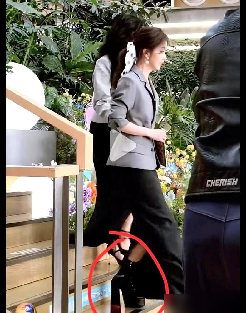 谭松韵脚下那个苹果箱，撕开了内娱女星最后一块遮羞布。你以为她会遮遮掩掩？记