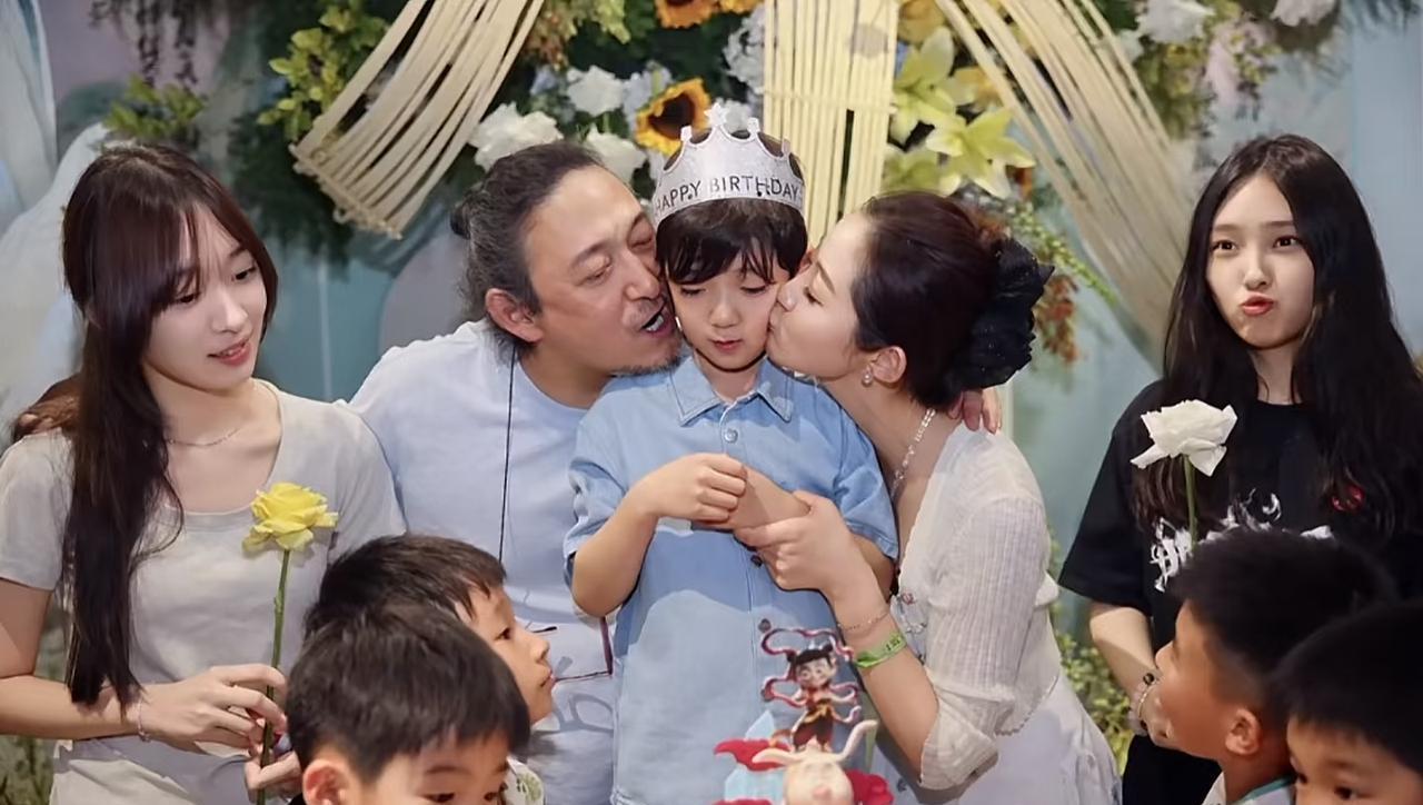 三宝和前妻冯佳其实只生了2个闺女，两个女儿现在都已经成年了，她们在国外读大学。