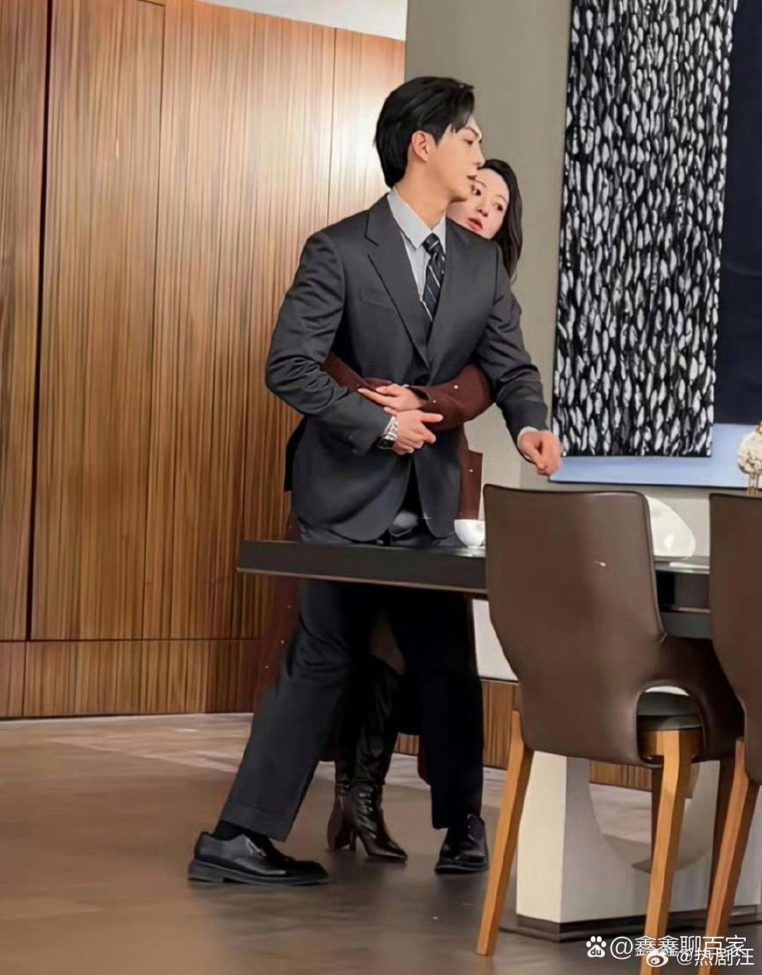 为什么短剧的霸总不够霸气呢，原因有两点，一是个子太矮，二是鞋子太大