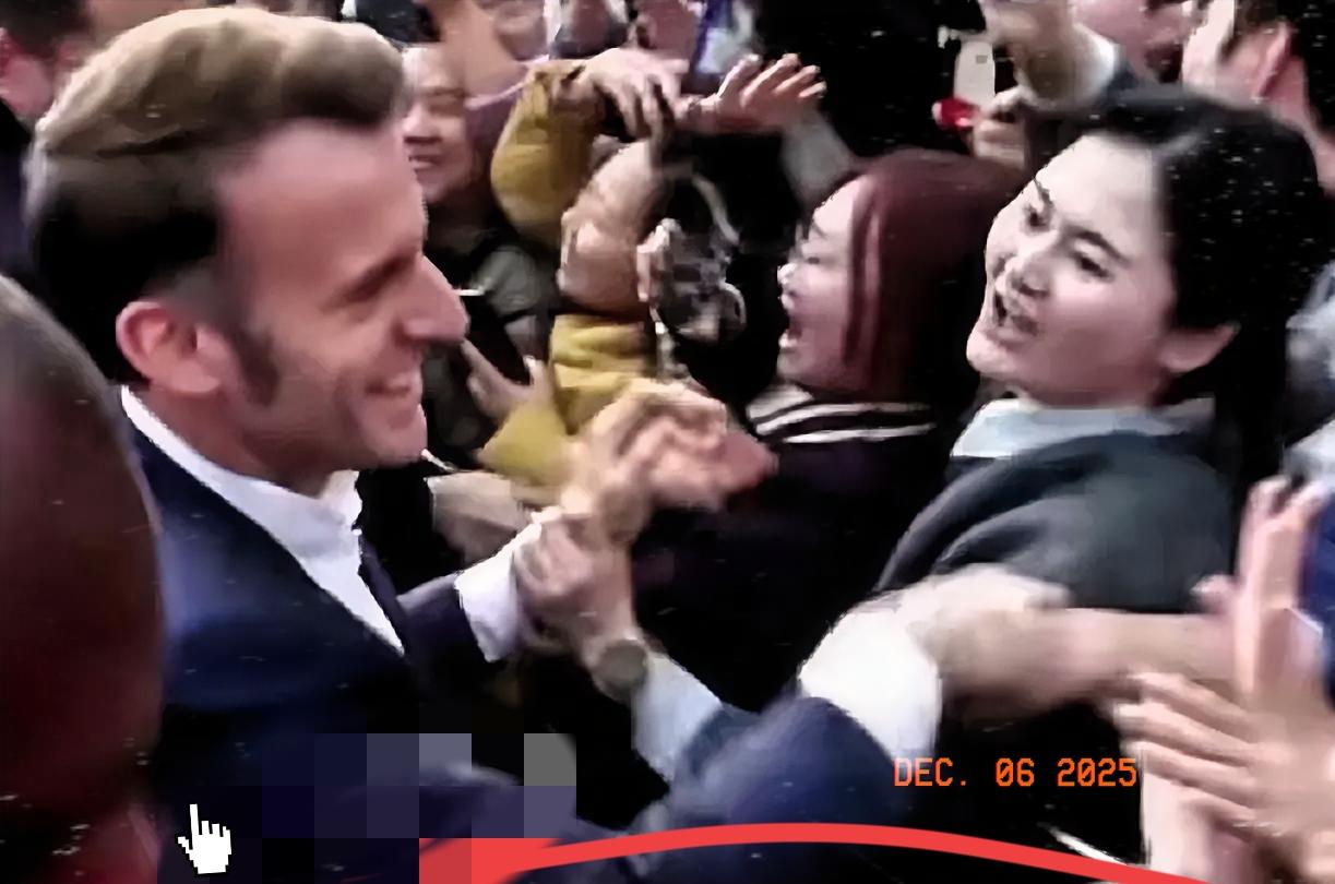 马克龙在川大“羞涩脸红”的瞬间。当马克龙走向青春洋溢的大学生时，有一位穿浅灰西