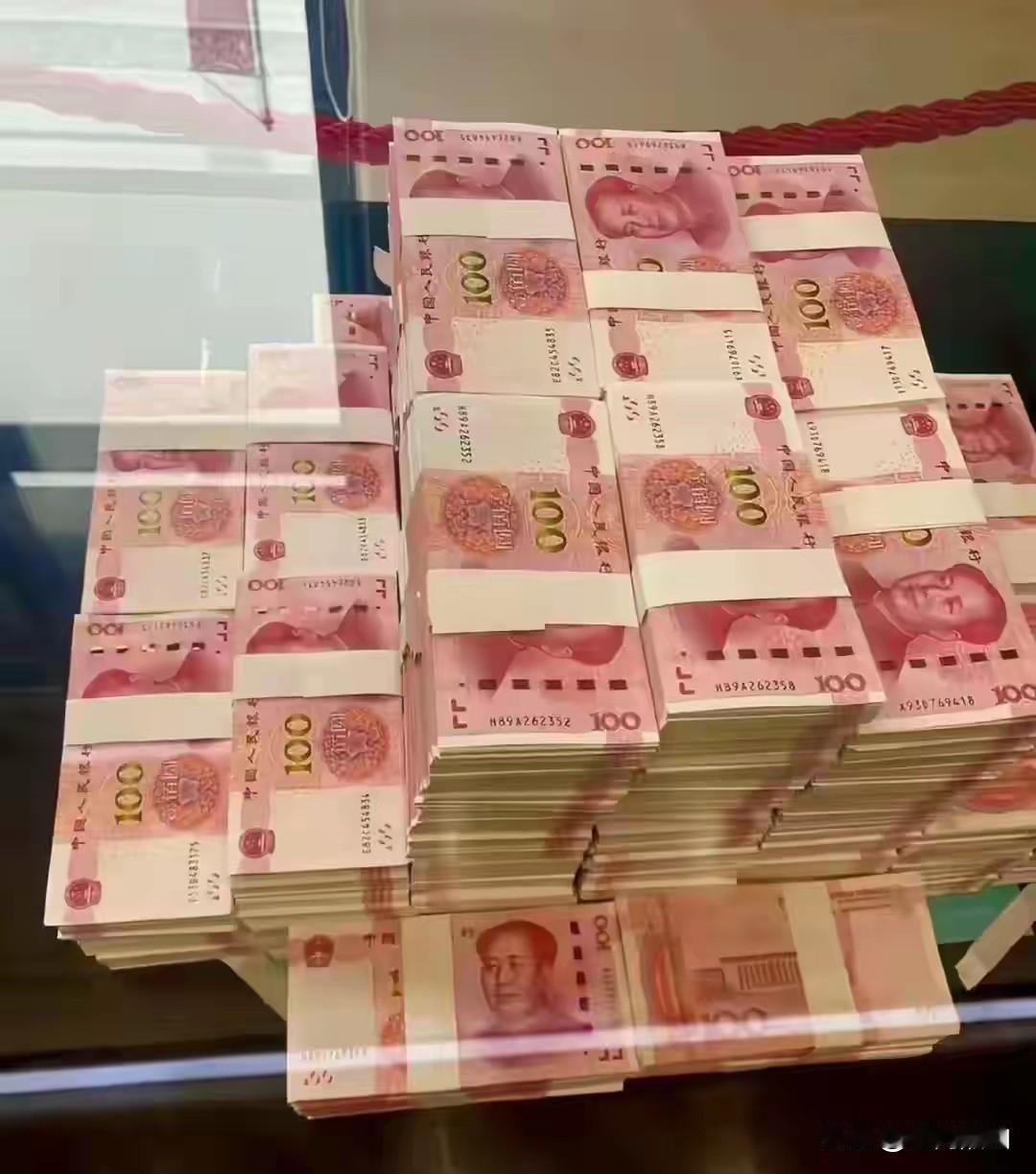 （据有关数据显示，个人银行存款达一百万，只占全国总人口的0.1％—0.3％）如