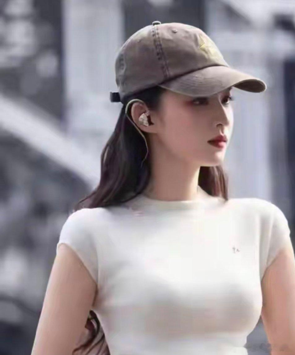 王楚然身材凹凸有致，内娱终于不是一味的追求白幼瘦了