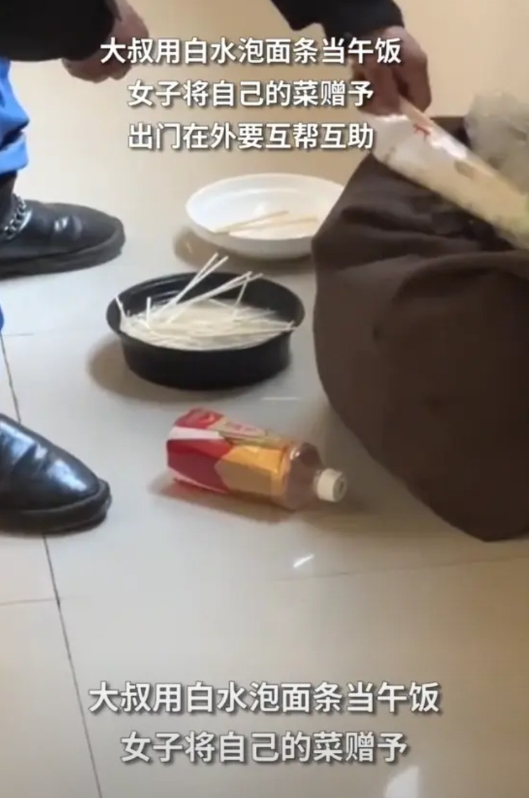 看哭了！安徽合肥，女子拿着饭菜准备用工地上的微波炉热一下，这时突然发现一位农民工